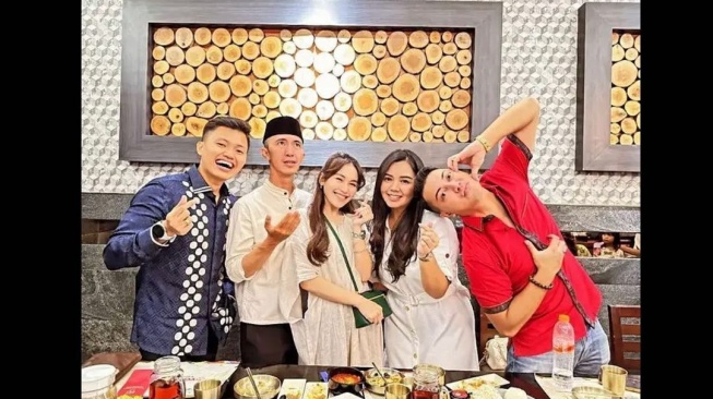 Kekompakan Keluarga Ayu Ting Ting Buka Puasa Bersama Keluarga Besar Muhammad Fardhana.  (IG/ qisyou8)