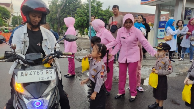 Lucunya Polisi Cilik TK Bhayangkari 56 Solo Berbagi Takjil, Tebar Kebaikan di Bulan Ramadan