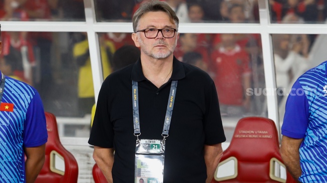 Pelatih Timnas Vietnam Philippe Troussier (tengah) saat pertandingan melawan Timnas Indonesia pada matchday ketiga Grup F putaran kedua Kualifikasi Piala Dunia 2026 zona Asia di Stadion Utama Gelora Bung Karno (SUGBK), Jakarta, Kamis (21/3/2024). [Suara.com/Alfian Winanto]