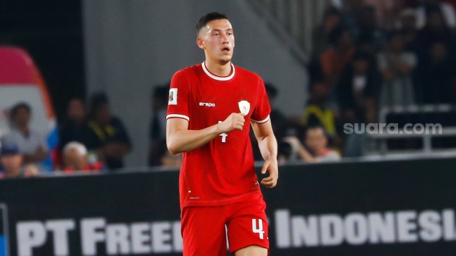 Pemain Timnas Indonesia Jay Idzes saat pertandingan melawan Vietnam pada matchday ketiga Grup F putaran kedua Kualifikasi Piala Dunia 2026 zona Asia di Stadion Utama Gelora Bung Karno (SUGBK), Jakarta, Kamis (21/3/2024). [Suara.com/Alfian Winanto]