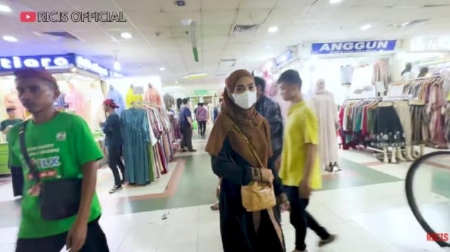 Tas Ria Ricis saat belanja di Pasar Tanah Abang. (YouTube/Ricis Official)