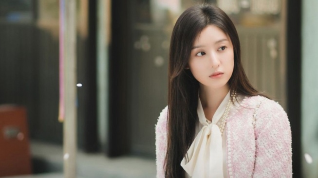 4 Inspirasi OOTD Formal ala Kim Ji Won di 'Queen of Tears' yang Modis