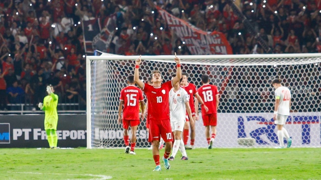 Pemain Timnas Indonesia Egy Maulana Vikri berselebrasi usai mengalahkan Vietnam pada pertandingan sepak bol matchday ketiga Grup F putaran kedua Kualifikasi Piala Dunia 2026 zona Asia di Stadion Utama Gelora Bung Karno (SUGBK), Jakarta, Kamis (21/3/2024). [Suara.com/Alfian Winanto]