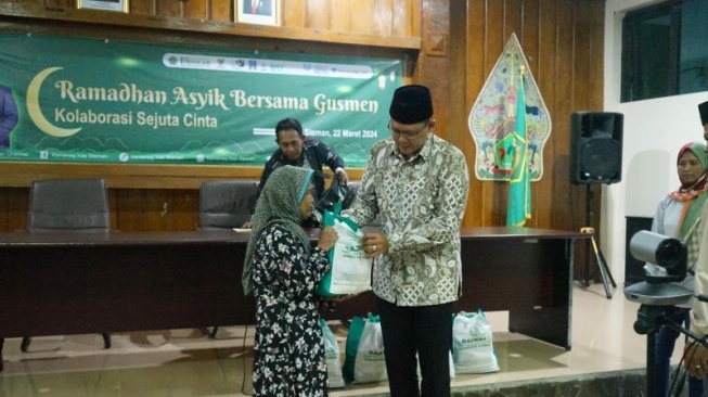 Buka Festival Ramadhan Asyik Bersama Gusmen, Wabup Sleman Serahkan Bantuan 30 Paket Sembako