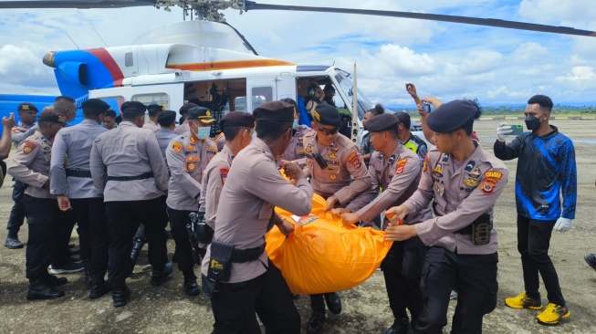 Polda Papua Evakuasi Dua Jenazah Anggota Polri Dan Satu Warga Sipil Korban Penembakan OPM. (Dok. Polda Papua)