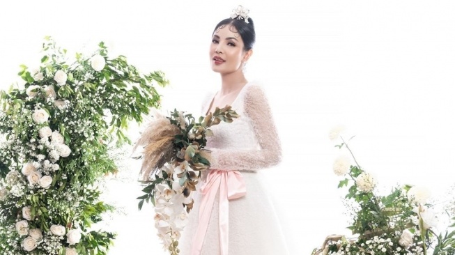 Nindy Ayunda Pamer Foto dengan Gaun Pengantin Bergaya Ala Audrey Hepburn (Instagram)