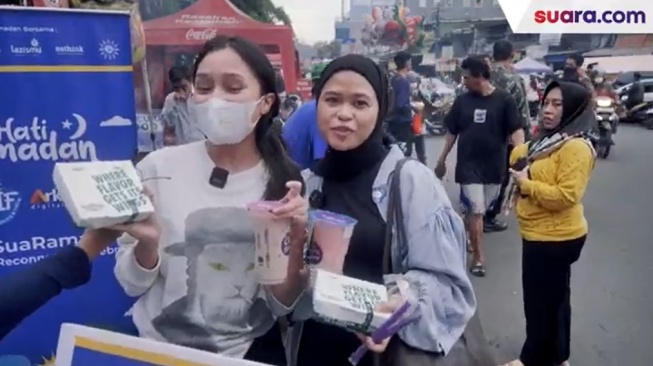 Salah satu warga antusias dalam TGIF Suara.com di Benhil, Jakarta Pusat, Jumat (15/4/2024). (Suara.com)