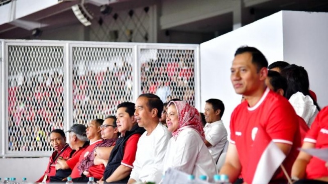 Presiden Joko Widodo atau Jokowi bersama Ibu Negara Iriana Jokowi menyaksikan langsung laga tim nasional Indonesia saat menjamu tim nasional Vietnam pada laga lanjutan Kualifikasi Piala Dunia 2026 Zona Asia Grup F di Stadion Utama Gelora Bung Karno (GBK), Kamis (21/3/2024). (Vico - Biro Pers Sekretariat Presiden)