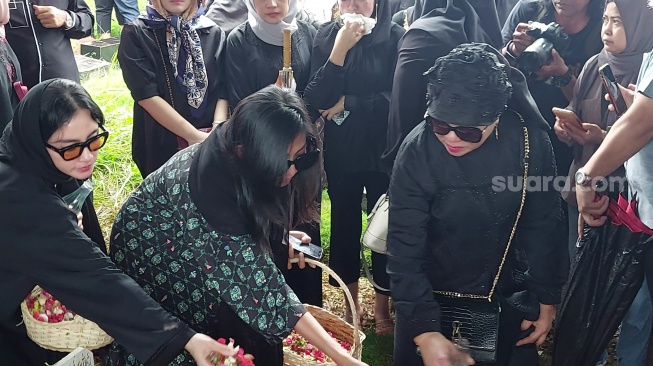 Fuji, Fadly Faisal, dan Rebecca Klopper di pemakaman Stevie Agnecya di TPU Tanah Kusir, Jakarta Selatan, Jumat (22/3/2024) [Suara.com/Tiara Rosana].