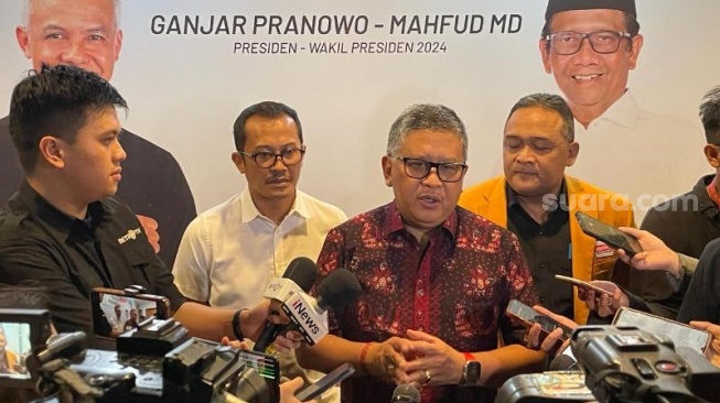 Hasto mengklaim PDIP begitu solid dalam memberikan dukungan untuk Ganjar-Mahfud di kawasan Menteng, Jakarta Pusat, Kamis (21/3/2024). (Suara.com/Yaumal)