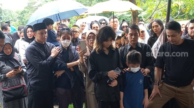 Suasana pemakaman Stevie Agnecya di TPU Tanah Kusir, Jumat (22/3/2024) [Suara.com/Tiara Rosana]