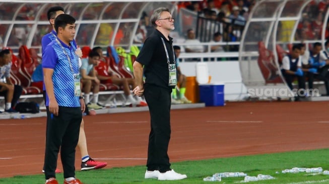 Pelatih Timnas Vietnam Philippe Troussier (depan) memberikan arahan saat pertandingan melawan Timnas Indonesia pada matchday ketiga Grup F putaran kedua Kualifikasi Piala Dunia 2026 zona Asia di Stadion Utama Gelora Bung Karno (SUGBK), Jakarta, Kamis (21/3/2024). [Suara.com/Alfian Winanto]