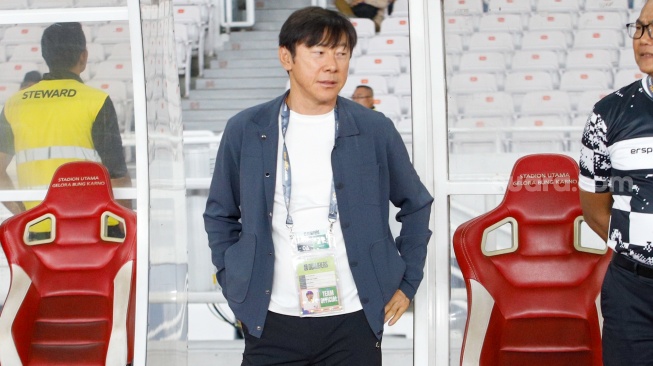 Pelatih Timnas Indonesia Shin Tae Yong (STY) saat pertandingan melawan Vietnam pada matchday ketiga Grup F putaran kedua Kualifikasi Piala Dunia 2026 zona Asia di Stadion Utama Gelora Bung Karno (SUGBK), Jakarta, Kamis (21/3/2024). [Suara.com/Alfian Winanto]