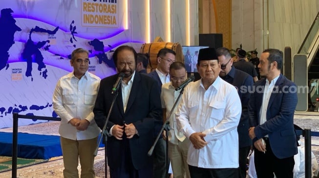 Prabowo Subianto dan Surya Paloh di NasDem Tower, Jakarta. (Suara.com/Rakha)