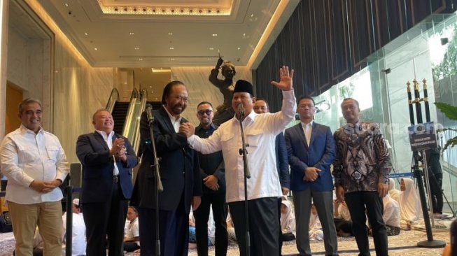 Surya Paloh usai menerima kunjungan Capres Prabowo Subianto di NasDem Tower, Jakarta. (Suara.com/Novian)