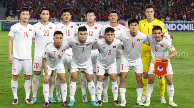 Para Pemain Timnas Vietnam foto bersama sebelum pertandingan melawan Timnas Indonesia pada matchday ketiga Grup F putaran kedua Kualifikasi Piala Dunia 2026 zona Asia di Stadion Utama Gelora Bung Karno (SUGBK), Jakarta, Kamis (21/3/2024). [Suara.com/Alfian Winanto]