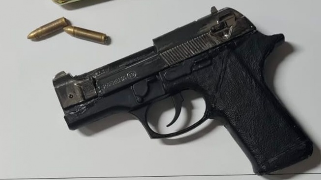 Air softgun milik 'koboi jalanan' yang beraksi di Mampang disita polisi. (foto dok polisi)