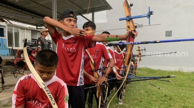 Asyiknya Ngabuburit Sambil Panahan di Banjarnegara