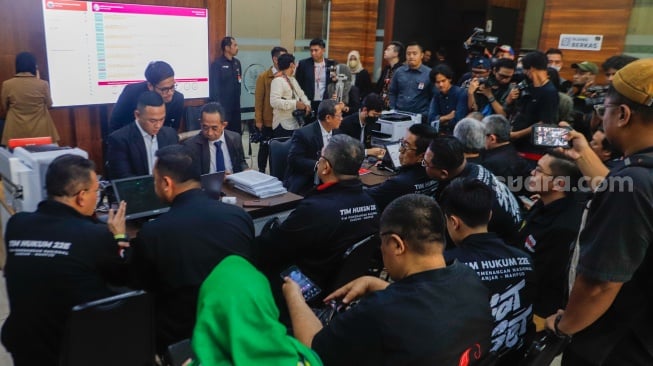 Ketua Umum Tim hukum nasional Ganjar Pranowo-Mahfud MD melakukan pendaftaran gugatan perselisihan hasil pemilihan umum (PHPU) Presiden dan Wakil Presiden tahun 2024 di gedung Mahkamah Konstitusi, Jakarta, Sabtu (23/3/2024). [Suara.com/Alfian Winanto]