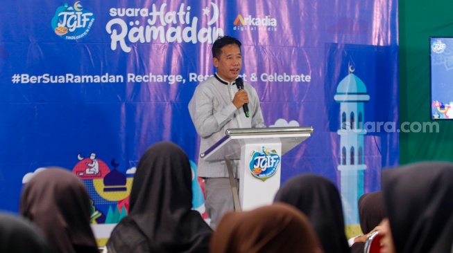 Pemimpin Redaksi Suara.com, Suwarjono memberikan sambutan saat acara Takjil Gratis In Friday (TGIF) Suara Hati Ramadan di SMA Muhammadiyah 11, Jakarta, Jumat (22/3/2024). [Suara.com/Alfian Winanto]