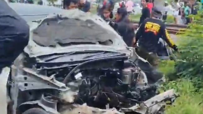 Braakk! Kereta Api Argo Wilis Tabrak Mobil di Klaten, Satu Orang Meninggal Dunia