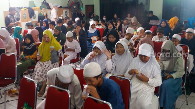 Para peserta berbuka puasa saat acara Takjil Gratis In Friday (TGIF) Suara Hati Ramadan di SMA Muhammadiyah 11, Jakarta, Jumat (22/3/2024). [Suara.com/Alfian Winanto]