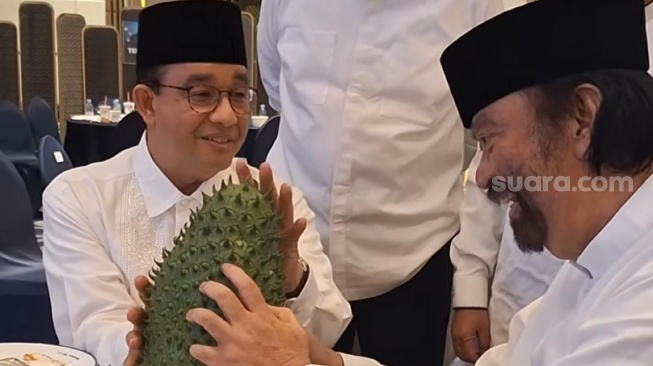 Capres nomor urut 1, Anies Baswedan, memberikan hadiah buah sirsak berukuran jumbo untuk Ketua Umum Partai NasDem Surya Paloh. (ist)