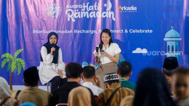 CEO Eathink, Jaqualine Wijaya (kanan) bersama Dosen Gizi STIKes Bogor Husada, Dwikani Oklita Anggiruling (kanan) mengisi Talkshow saat acara Takjil Gratis In Friday (TGIF) Suara Hati Ramadan di SMA Muhammadiyah 11, Jakarta, Jumat (22/3/2024). [Suara.com/Alfian Winanto]