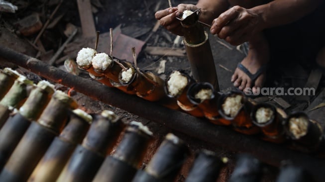 Pekerja menyelesaikan produksi lemang di kawasan Senen, Jakarta, Sabtu (23/3/2024). [Suara.com/Alfian Winanto]