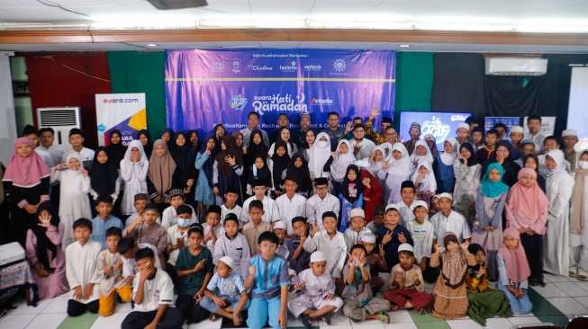 Para peserta foto bersama saat acara Takjil Gratis In Friday (TGIF) Suara Hati Ramadan di SMA Muhammadiyah 11, Jakarta, Jumat (22/3/2024). [Suara.com/Alfian Winanto]