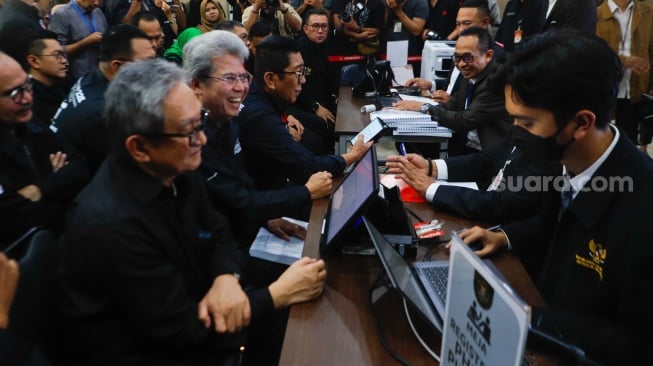 Ketua Umum Tim hukum nasional Ganjar Pranowo-Mahfud MD, Todung Mulya Lubis (kedua kiri) melakukan pendaftaran gugatan perselisihan hasil pemilihan umum (PHPU) Presiden dan Wakil Presiden tahun 2024 di gedung Mahkamah Konstitusi, Jakarta, Sabtu (23/3/2024). [Suara.com/Alfian Winanto]