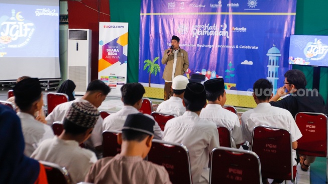 Para peserta mendengarkan tausyiah saat acara Takjil Gratis In Friday (TGIF) Suara Hati Ramadan di SMA Muhammadiyah 11, Jakarta, Jumat (22/3/2024). [Suara.com/Alfian Winanto]