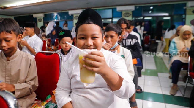 Para peserta berbuka puasa saat acara Takjil Gratis In Friday (TGIF) Suara Hati Ramadan di SMA Muhammadiyah 11, Jakarta, Jumat (22/3/2024). [Suara.com/Alfian Winanto]