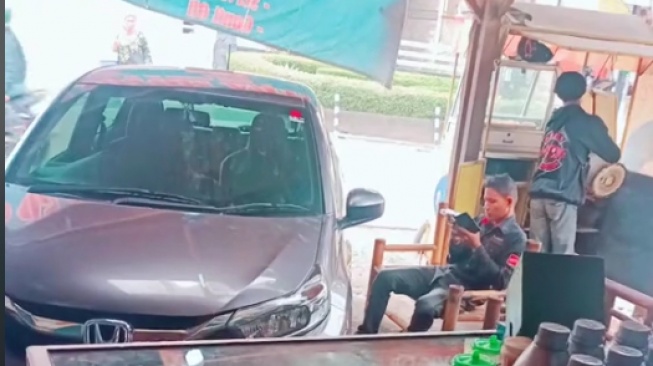 Parkir Sembarangan, Honda Brio Sampai Matikan Rezeki Bengkel Motor