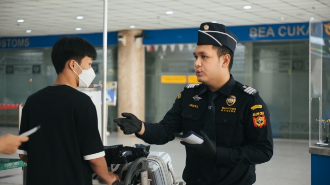 Petugas Bea Cukai memeriksa calon penumpang [Ist]