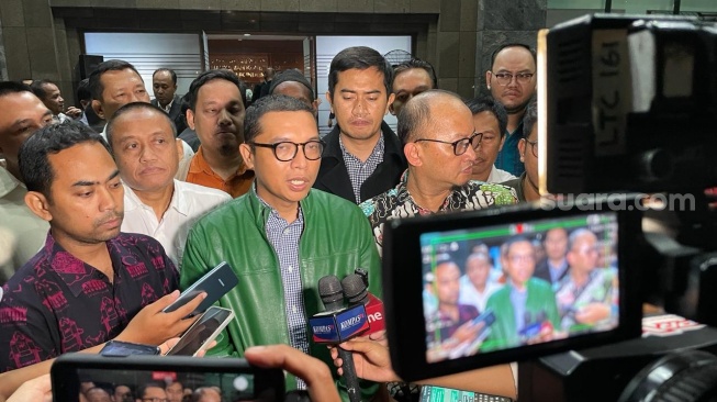  Ketua DPP PPP Achmad Baidowi di gedung Mahkamah Konstitusi, Sabtu (23/3/2024) malam. (Suara.com/Yaumal)