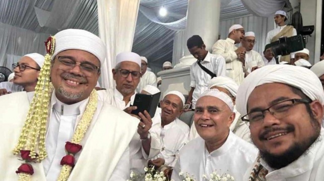 Senyum Semringah Habib Rizieq Usai Nikahi Mahasiswi S2 Mona Hasinah Alaydrus