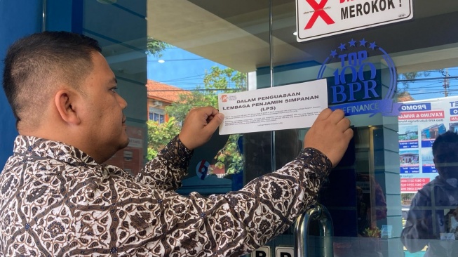 Petugas LPS memberi keterangan LPS terhadap BPR Purworejo [Suara.com/Hadi]