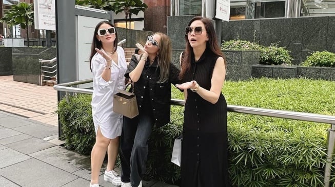 Potret Maia Estianty dan Momo Geisha Liburan di Singapura. (Instagram/maiaestiantyreal)