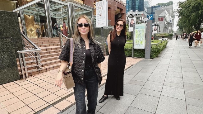 Potret Maia Estianty dan Momo Geisha Liburan di Singapura. (Instagram/therealmomogeisha)