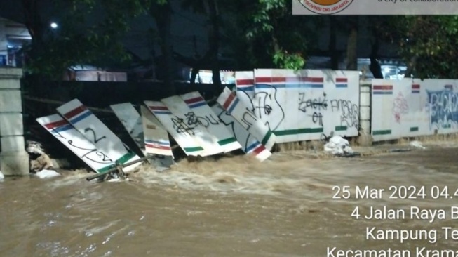 Kali Ciliwung Meluap, Tanggul di Hek Kramat Jati Jebol