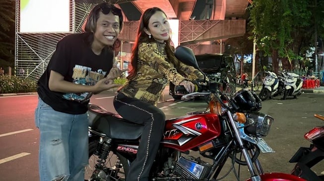 Motor RX King kesayangan Bang Baud dibeli Putri Permata dengan harga Rp300 jtua. Uang tersebut nantinya dipakai untuk kegiatan sosial melalui Lelang Charity. [Instagram]