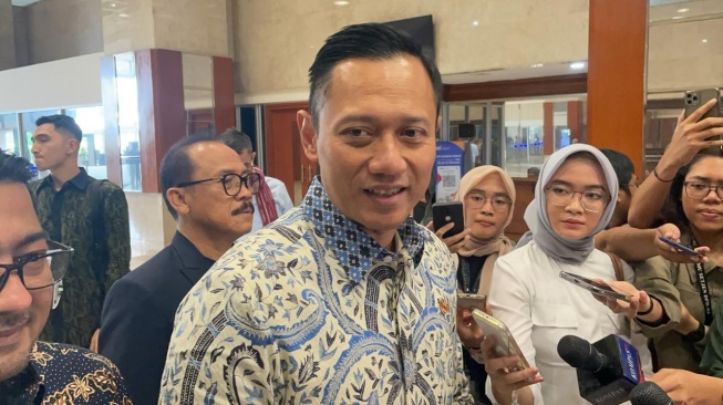 Agus Harimurti Yudhoyono (AHY) mendatangi Fraksi Demokrat di DPR RI, Jakarta, Senin (25/3/2024). [Suara.com/Bagaskara]