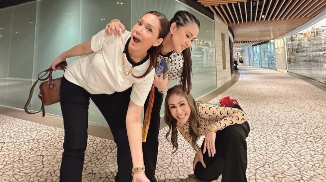 Potret Maia Estianty dan Momo Geisha Liburan di Singapura. (Instagram/maiaestiantyreal)