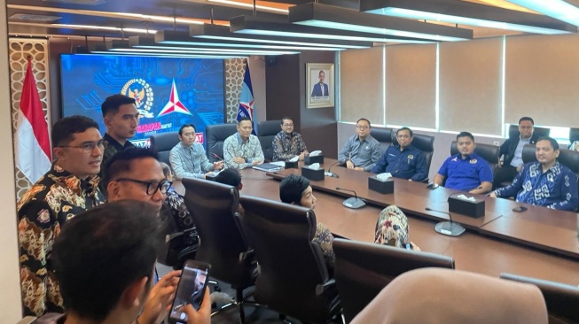 Agus Harimurti Yudhoyono (AHY) mendatangi Fraksi Demokrat di DPR RI, Jakarta, Senin (25/3/2024). [Suara.com/Bagaskara]