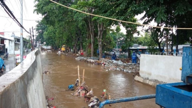 Pantauan aliran sungai Ciliwung di kawasan Hek Kramat Jati, Jakarta Timur setelah sempat meluap. (Suara.com/Muhamad Iqbal Fathurahman)