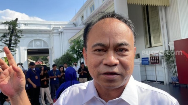 Menteri Komunikasi dan Informatika (Menkominfo) Budi Arie Setiadi ditemui awak media di Kompleks Istana Kepresidenan, Jakarta, Senin (25/3/2024). (Suara.com/Novian)