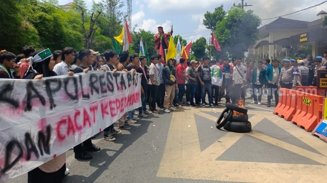 Memanas! Mahasiswa Demo Kapolrestabes Medan Atas Maraknya Judi-Narkoba Saat Ramadan