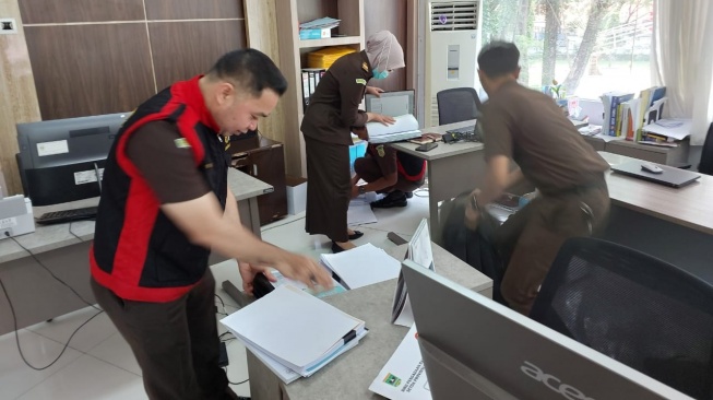 Usai Geledah Biro PJB, Kejati Juga Sita Buku Dokumen Ini dari Ruangan Sekdaprov Sumbar