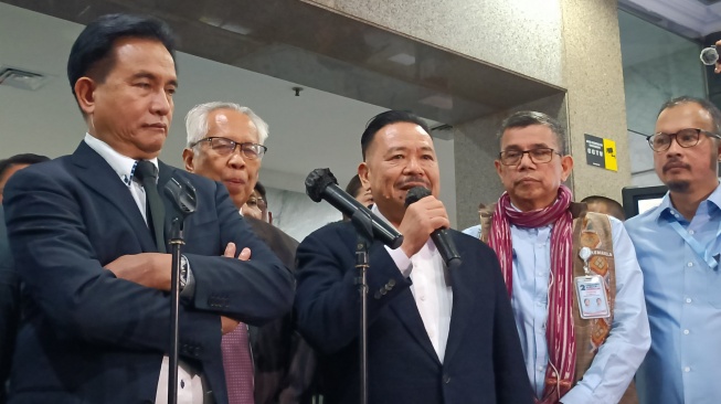 Wakil Ketua Tim Pembela Prabowo-Gibran, Otto Hasibuan (tengah). [Suara.com/Dea]